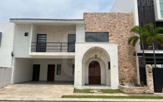 CASA EN RENTA EN RESIDENCIAL PUERTA AZUL
